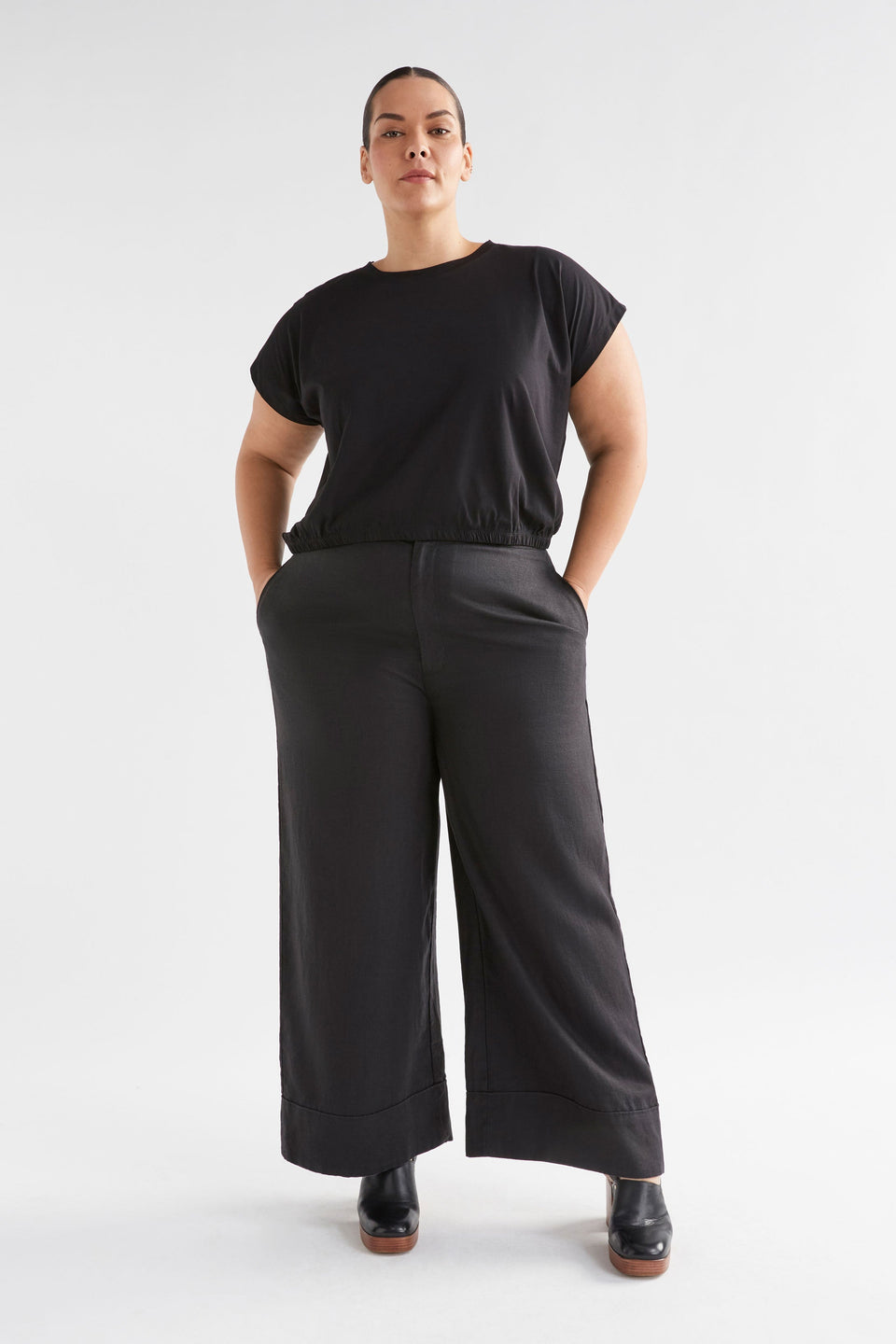 Anneli Linen Pant Model Front curve | BLACK