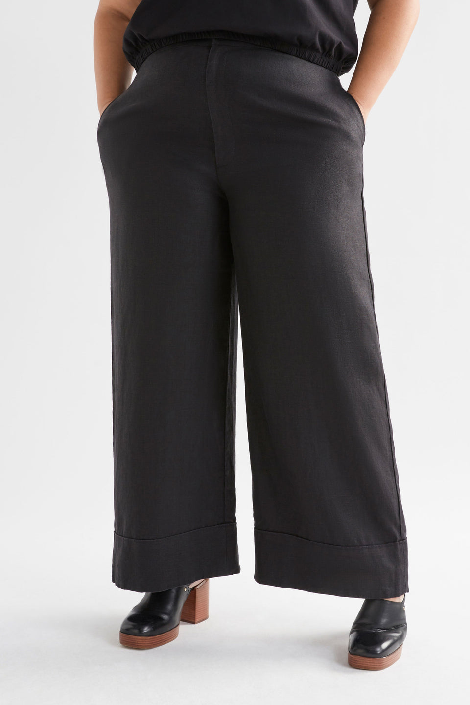 Anneli Linen Pant Model Front Crop Curve| BLACK