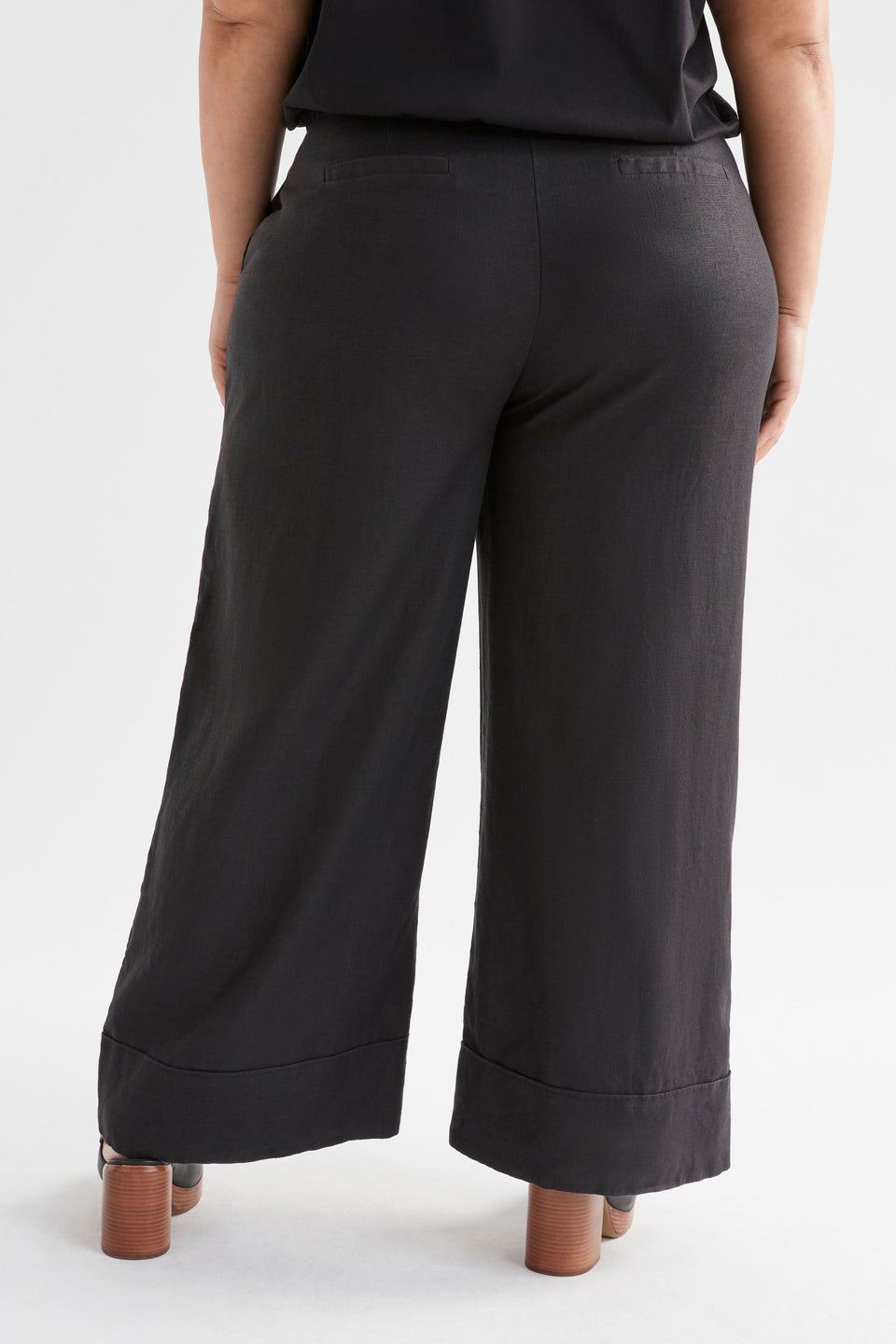 Anneli Linen Pant Model Back Crop Curve | BLACK