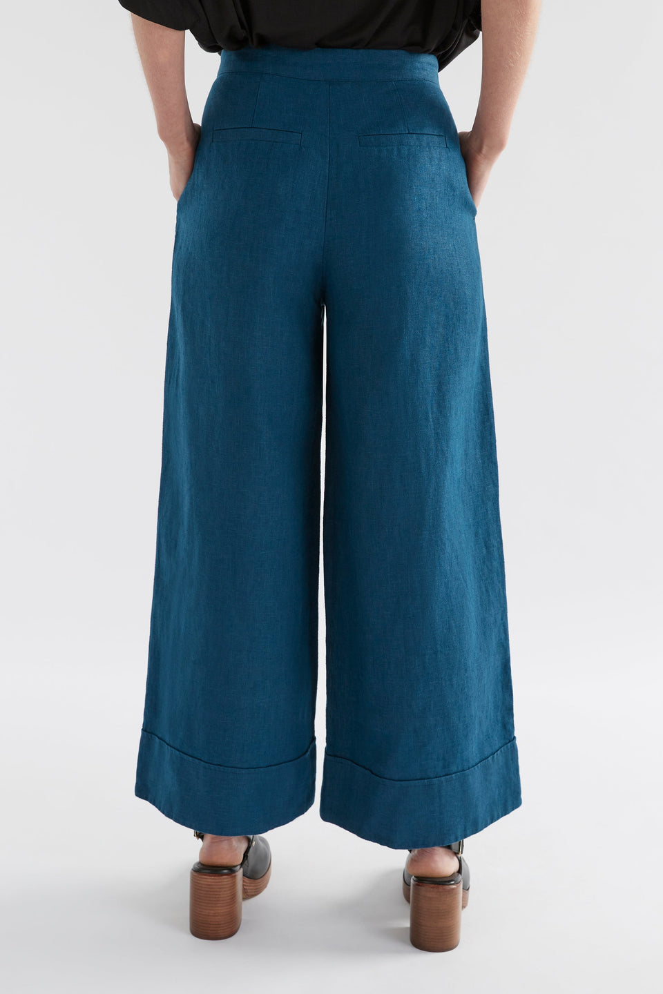 Anneli Linen Pant Model Back | JASPER