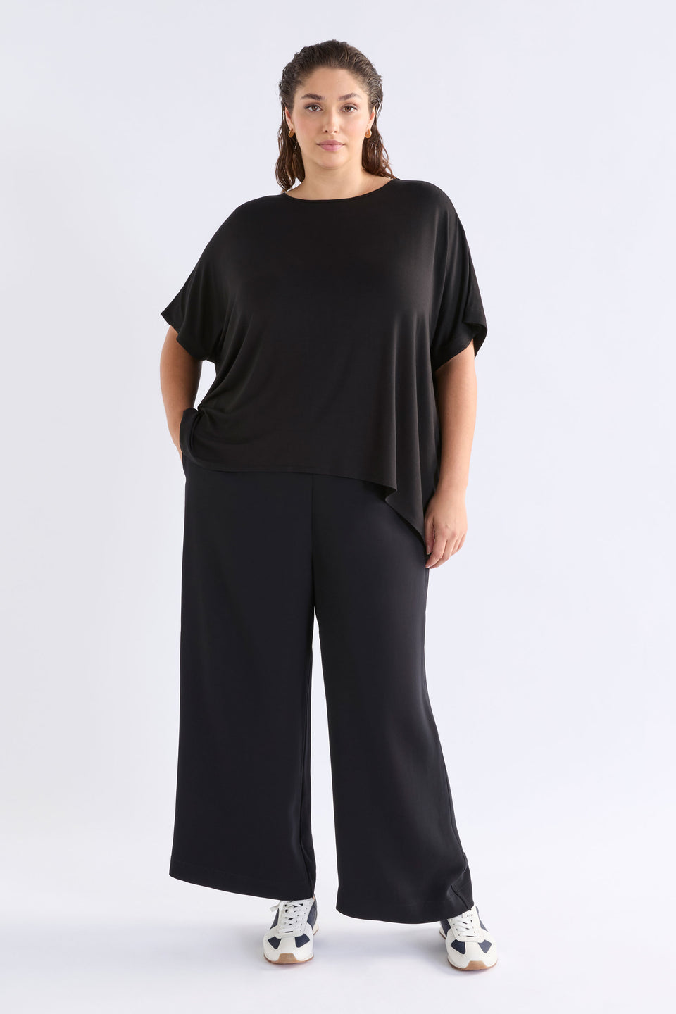 Telse Relaxed Stretch T-shirt Model Front Curve | BLACK