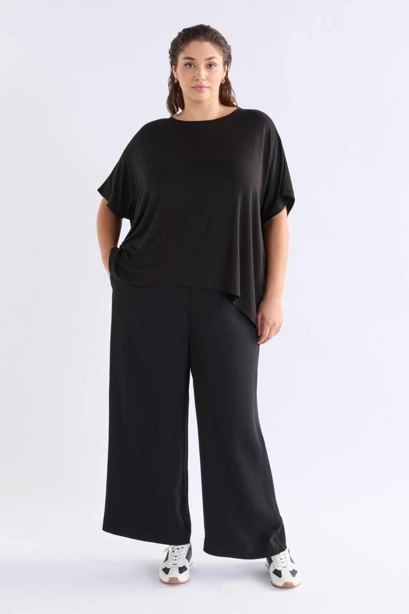 Telse Relaxed Stretch T-shirt Model Front Curve | BLACK
