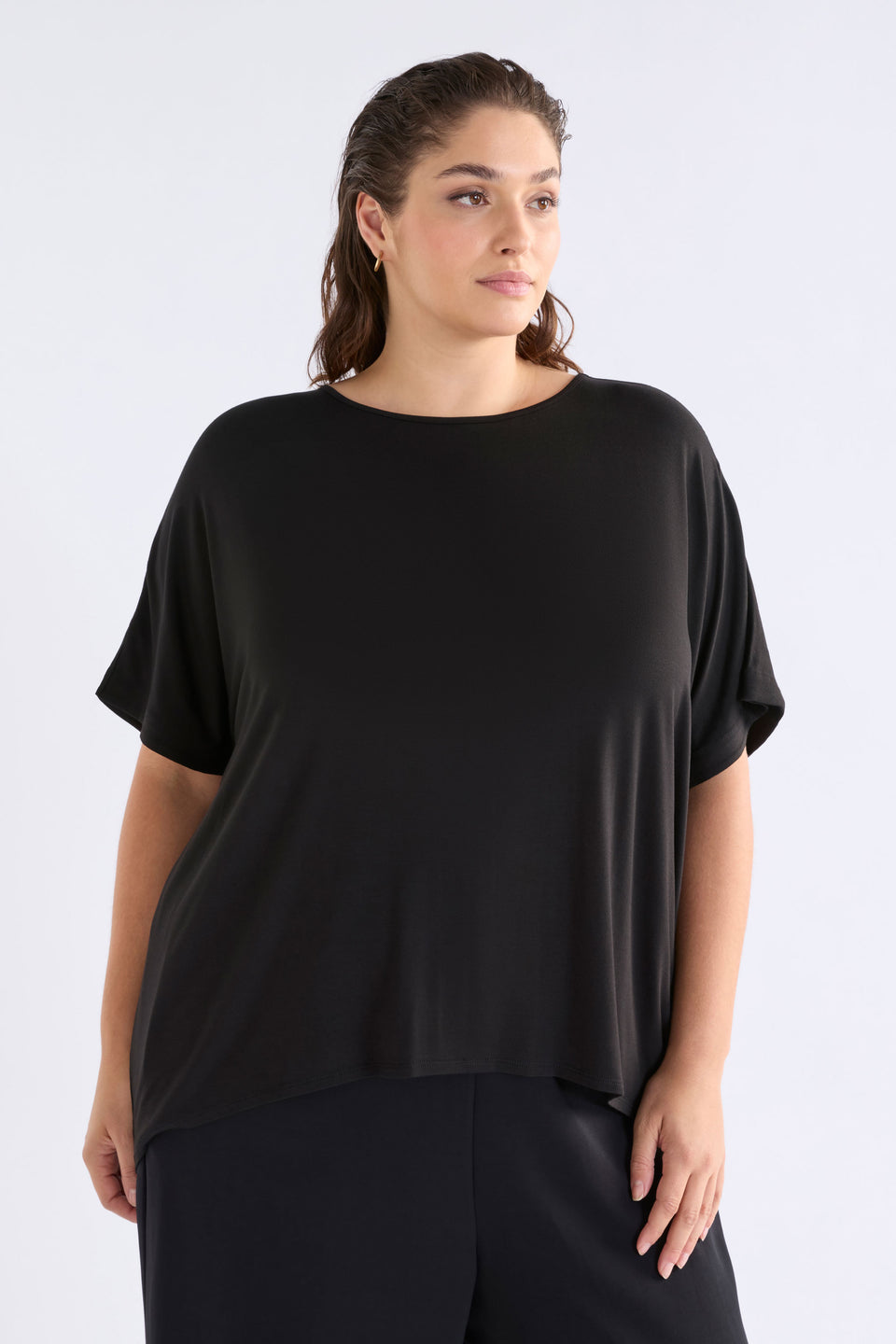 Telse Relaxed Stretch T-shirt Model Front Curve | BLACK