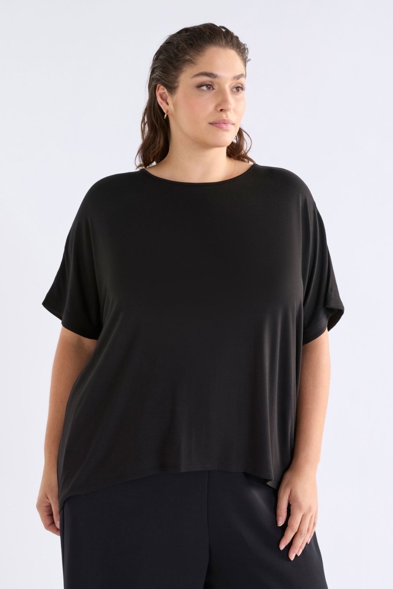 Telse Relaxed Stretch T-shirt Model Front Curve | BLACK