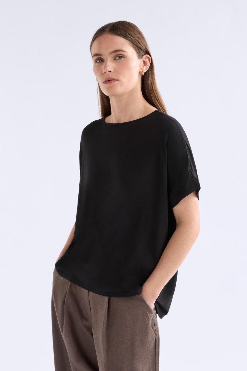 Telse Relaxed Stretch T-shirt Model Angled Front | BLACK