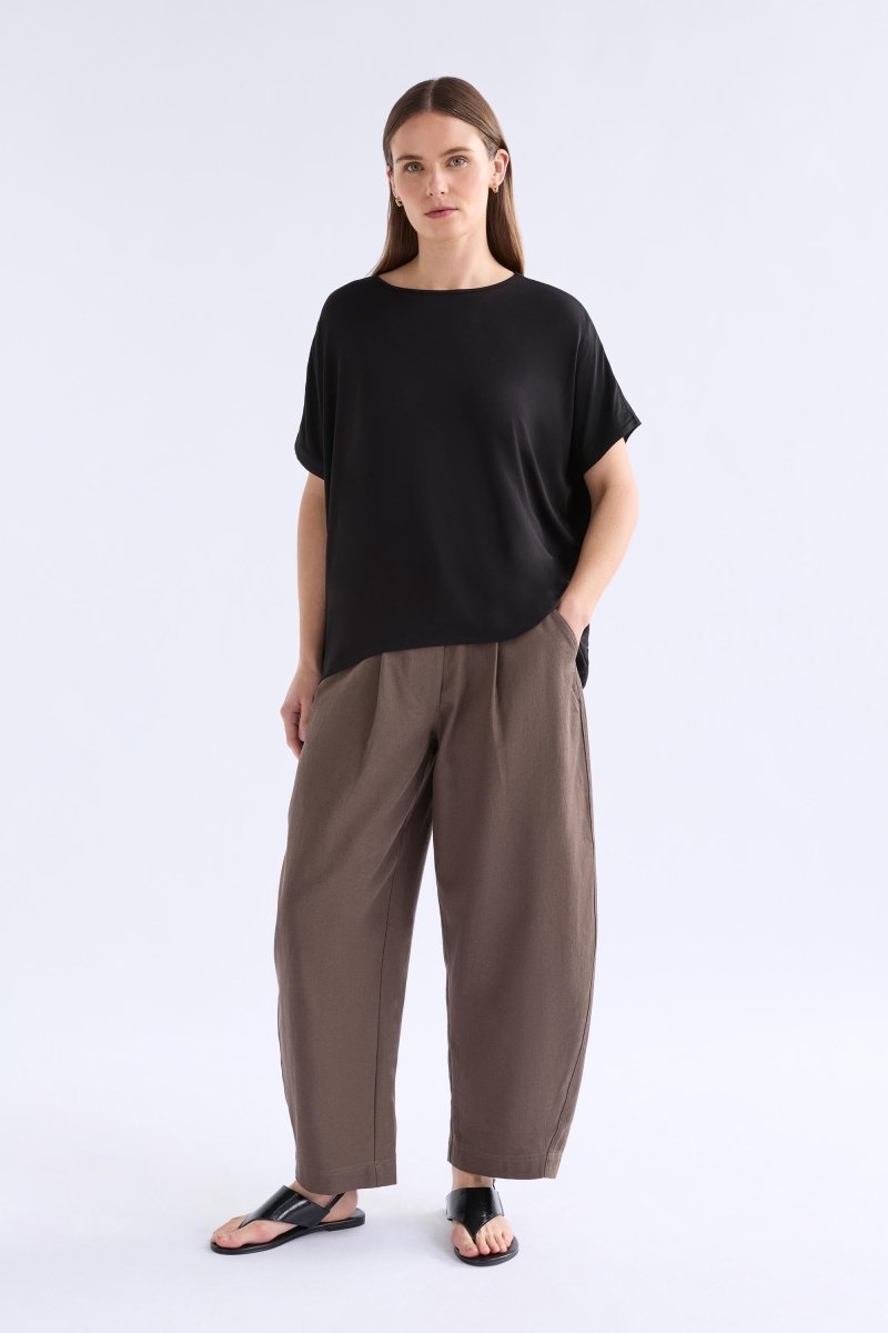 Telse Relaxed Stretch T-shirt Model Angled Front | BLACK