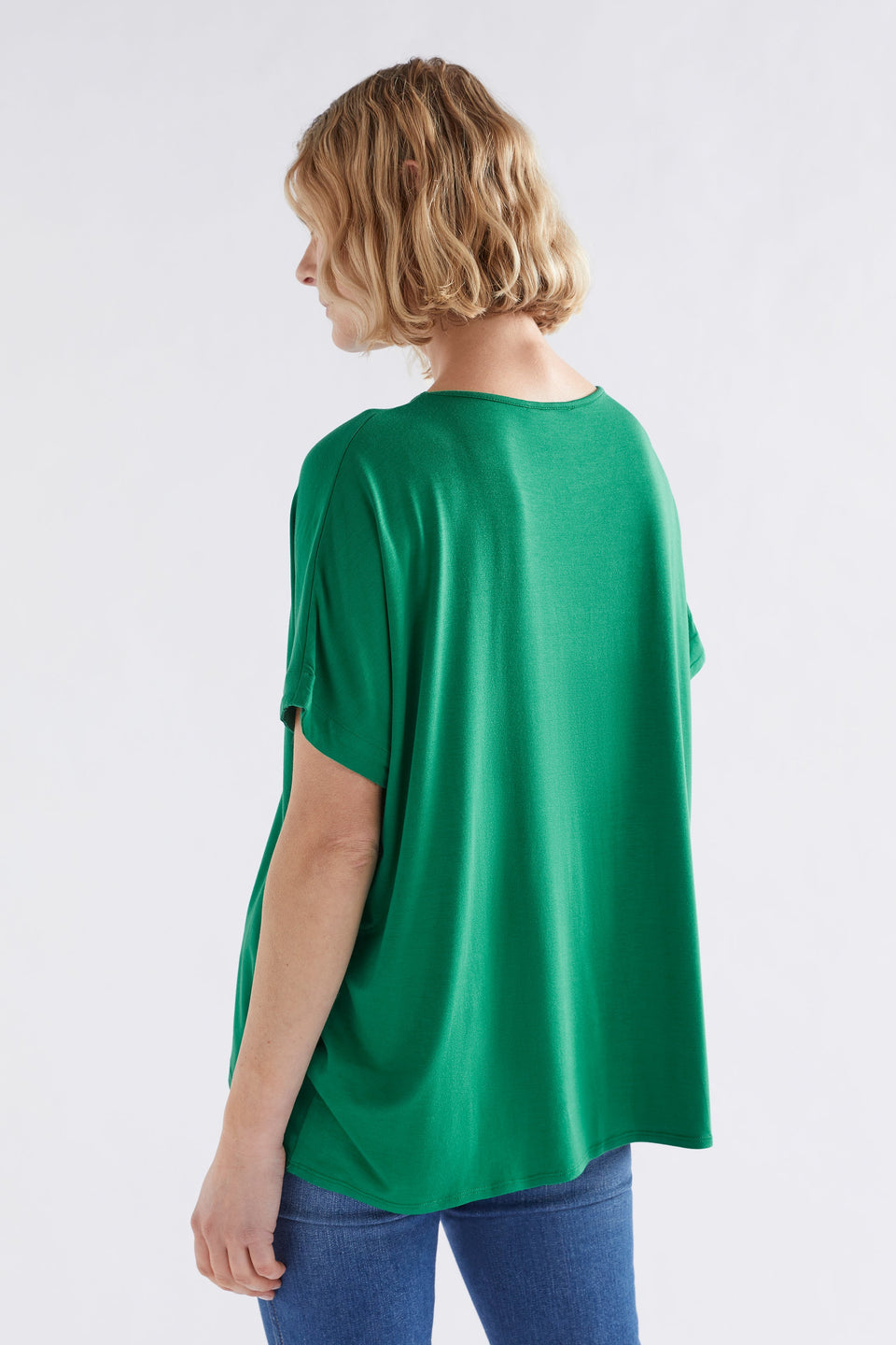 Telse Relaxed Stretch T-shirt Model Back | CEDAR GREEN