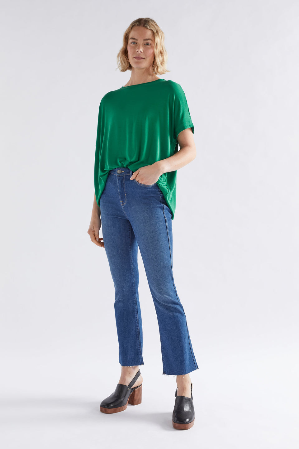 Telse Relaxed Stretch T-shirt Model Front full body | CEDAR GREEN