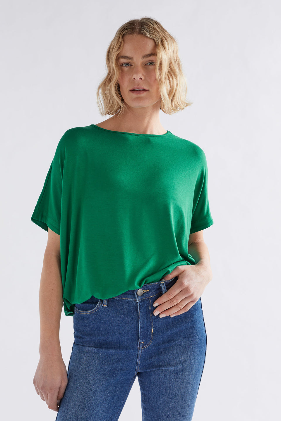Telse Relaxed Stretch T-shirt Model Front | CEDAR GREEN