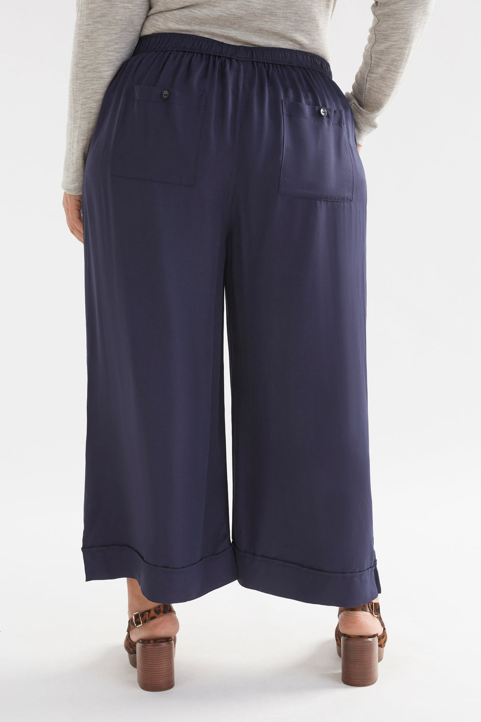 Cropped Wide Leg Culotte Model Back Curve Crop | MOONLIGHT