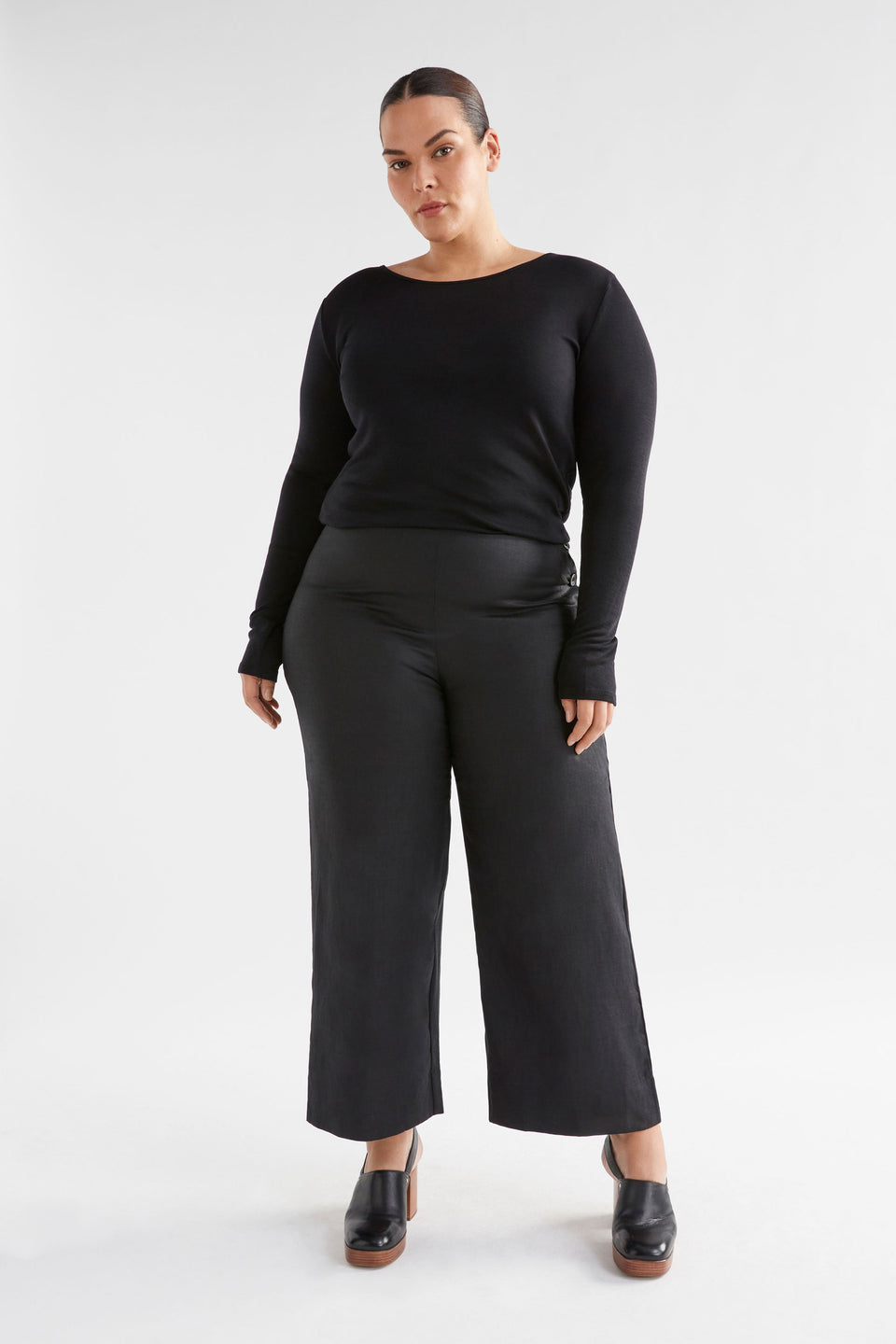 Hersom High Waist Linen Pant Model Front Curve | BLACK