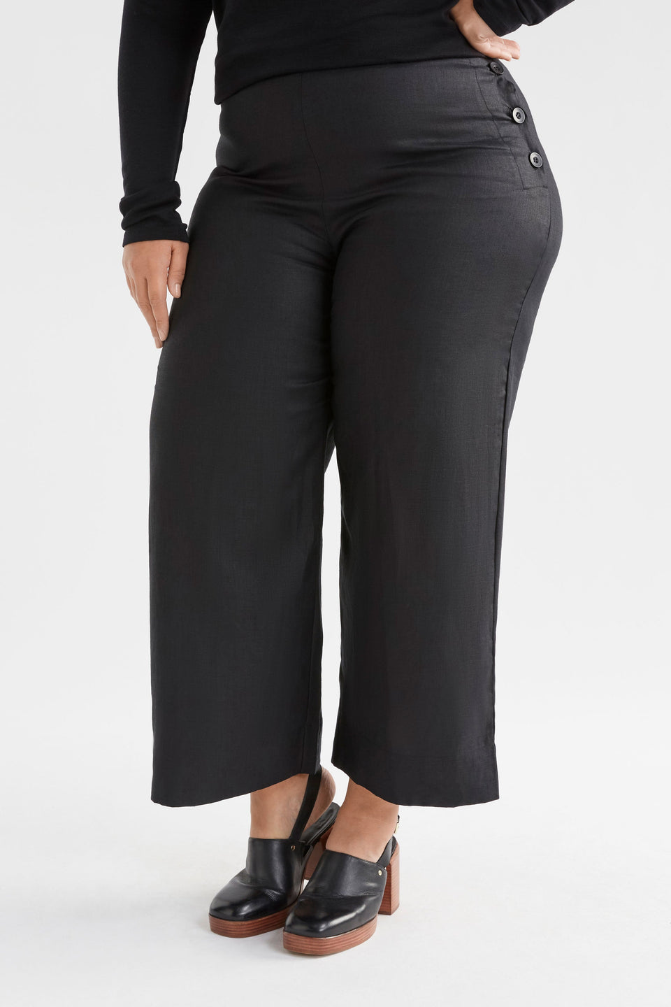 Hersom High Waist Linen Pant Model Front Crop curve | BLACK