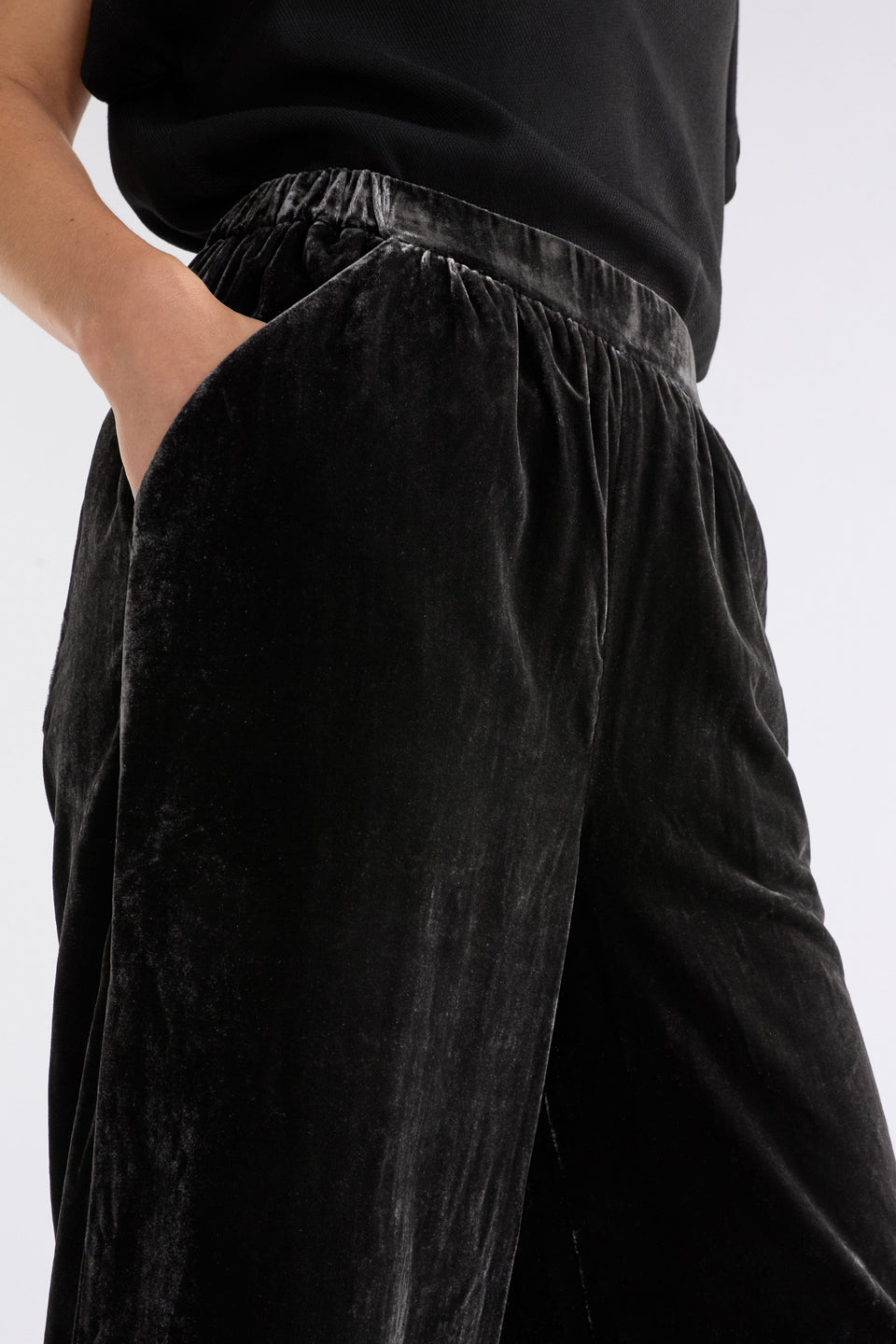 Metti Velvet Wide Leg Pant Model Crop | CHARCOAL