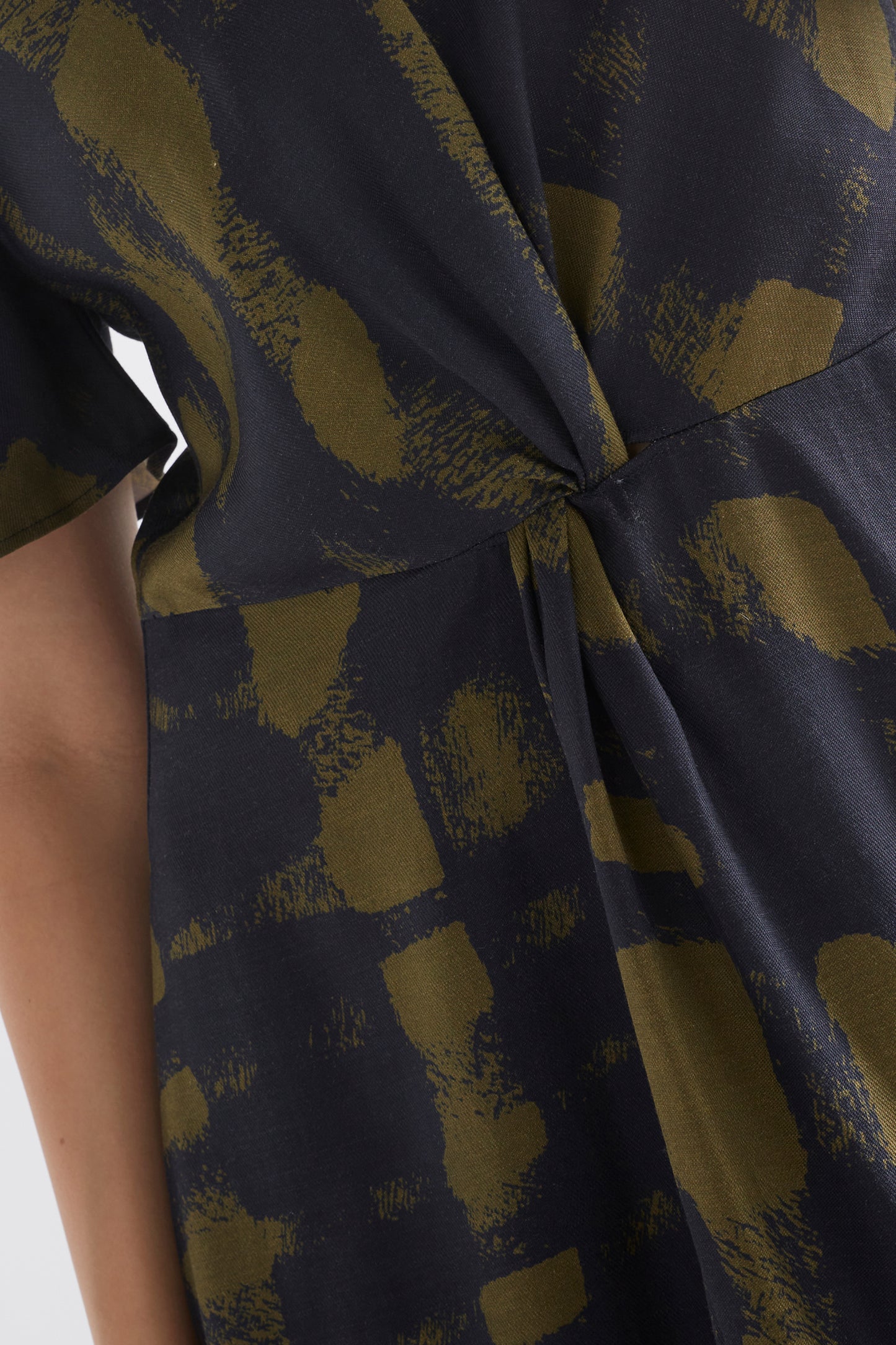 Fletta Midi Flutter Short Sleeve Twill Print Dress Model Front Detail | OLIVE WARP CHECK PRINT 