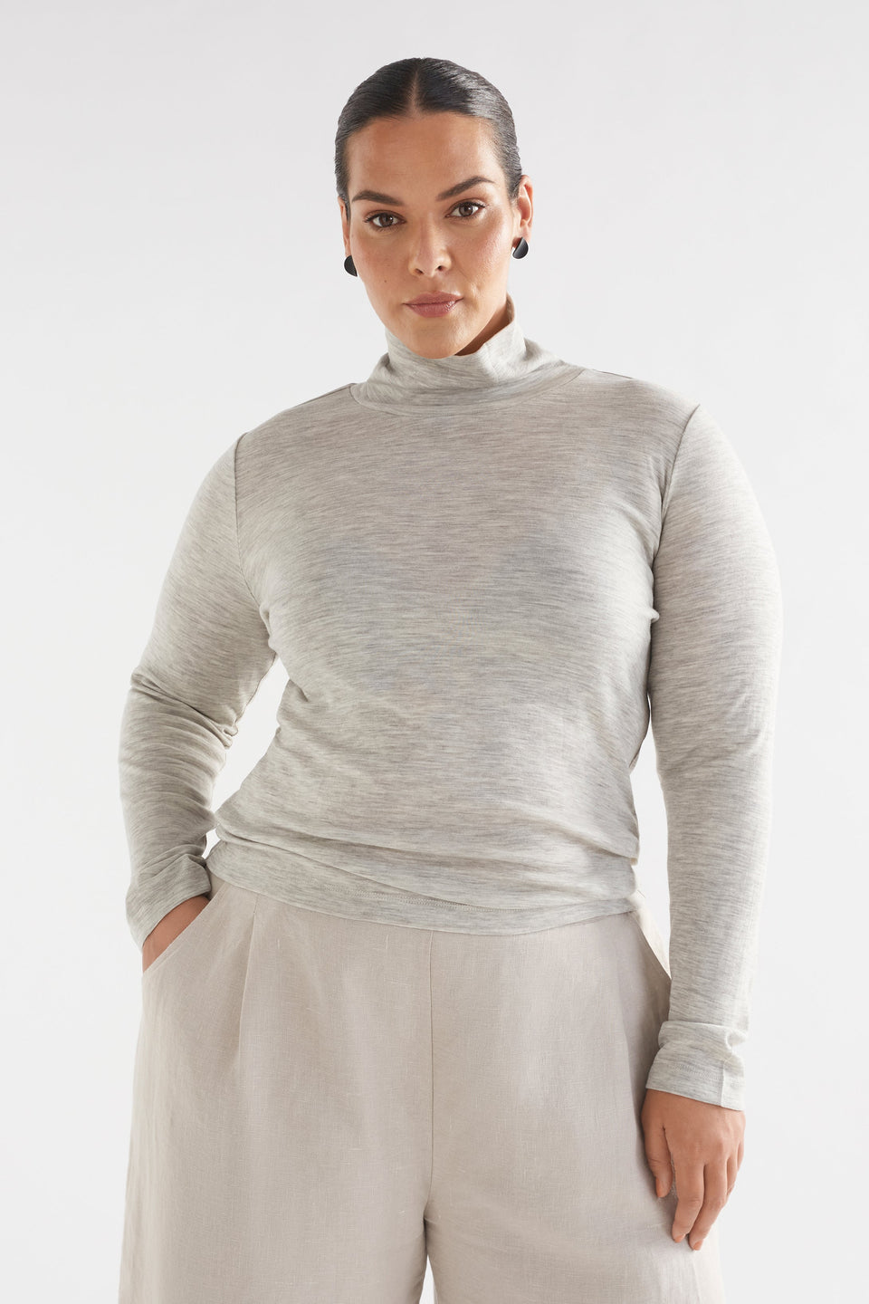 Merino Lightweight Long Sleeve Skivvy Model Front Curve | GREY