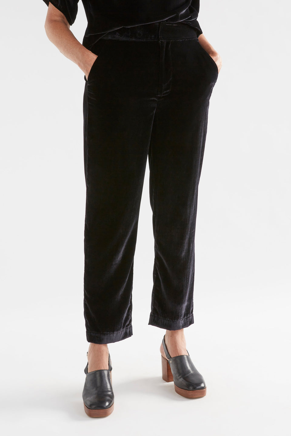 Suuri Flat-Front Waistband Tapered-Leg Velvet Pant Model Front | BLACK