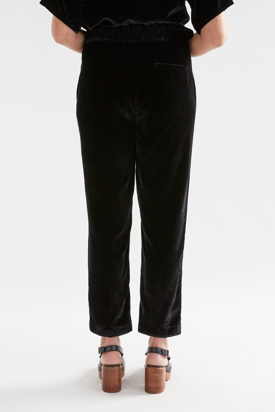 Suuri Flat-Front Waistband Tapered-Leg Velvet Pant Model Back | BLACK