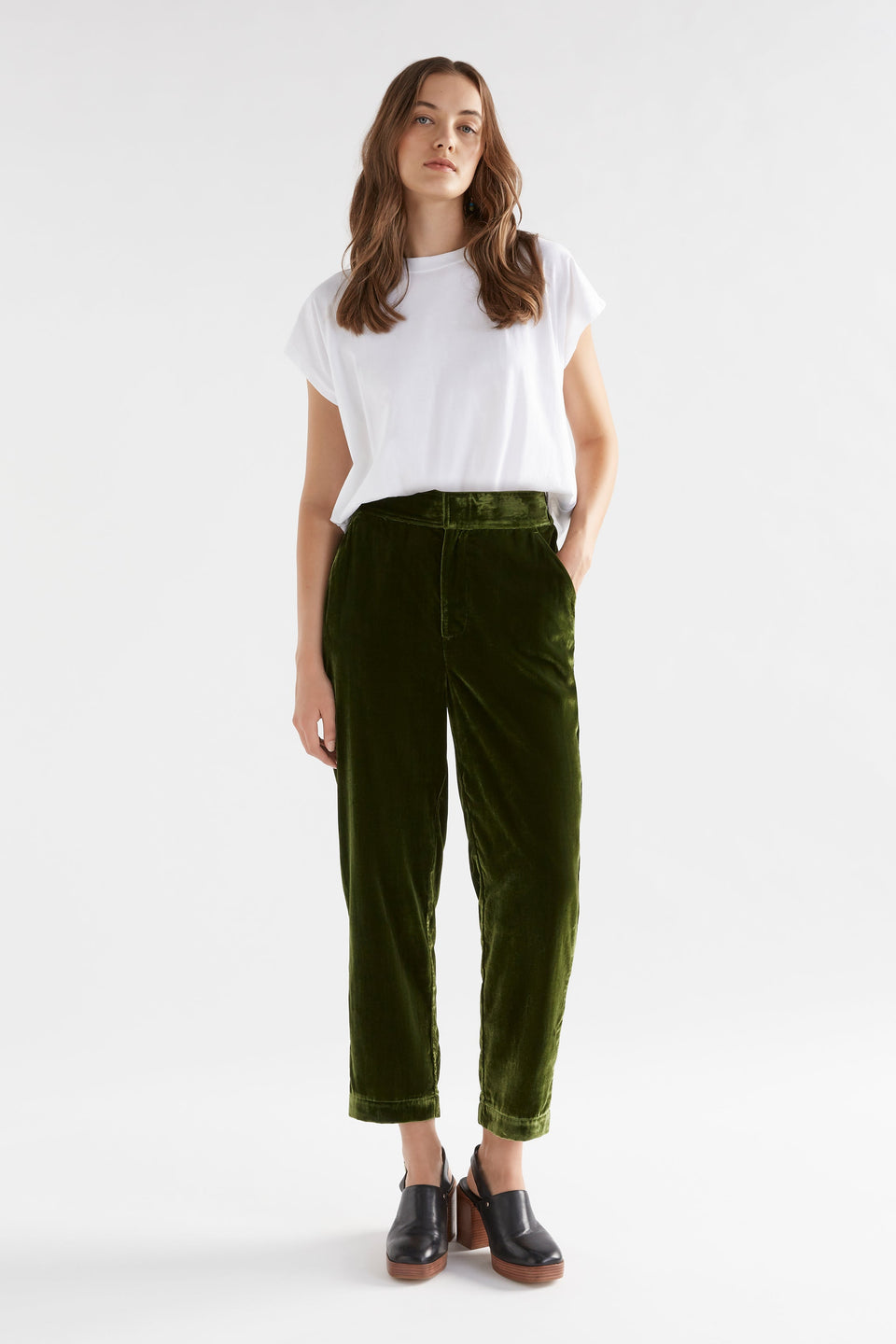 Suuri Flat-Front Waistband Tapered-Leg Velvet Pant Model Front | MOSS GREEN