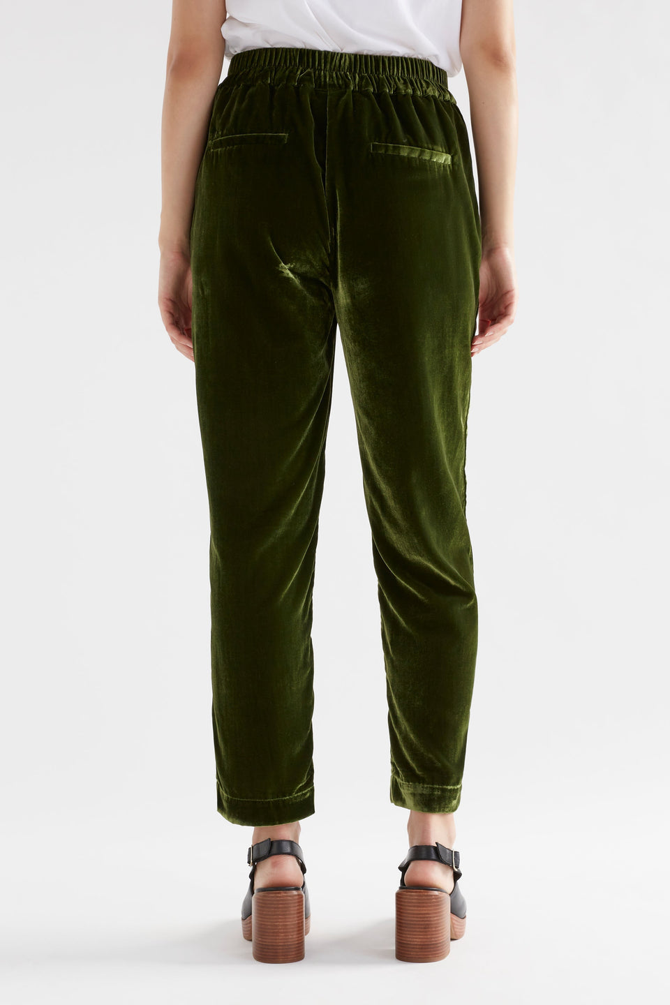 Suuri Flat-Front Waistband Tapered-Leg Velvet Pant Model Back | MOSS GREEN