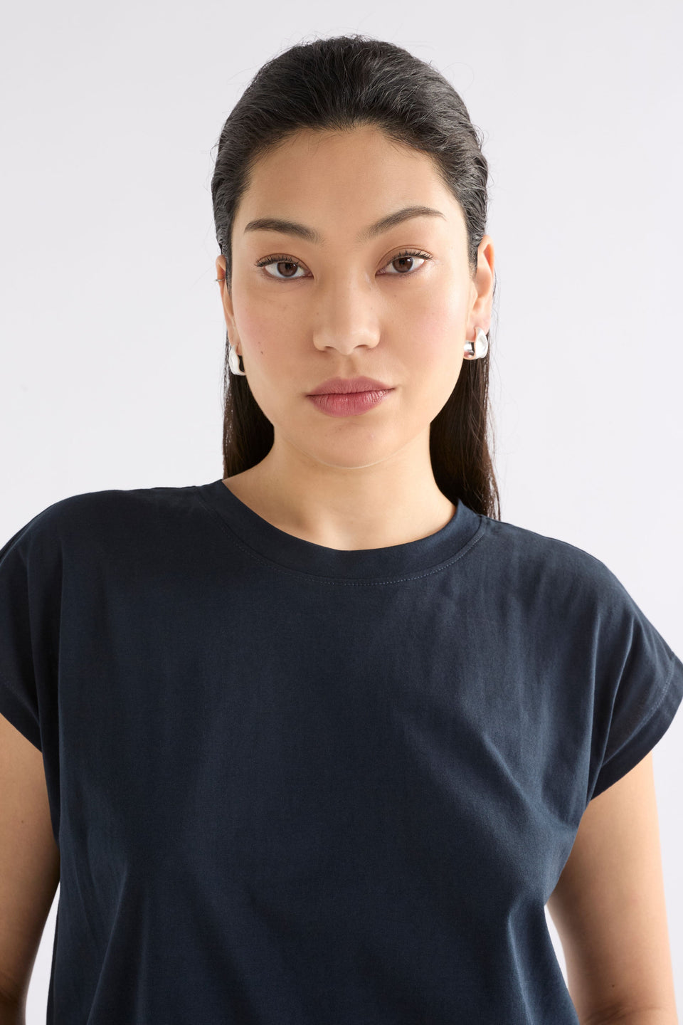 Kruise Organic Cotton Jersey Cropped Elastic Hem Semi Cropped Tee Model Front neck detail | SPACE BLUE