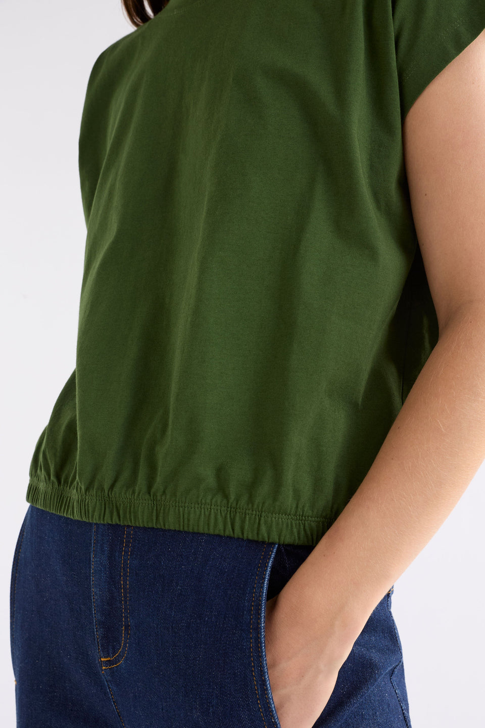Kruise Organic Cotton Jersey Cropped Elastic Hem Semi Cropped Tee Model Front detail | OLIVE