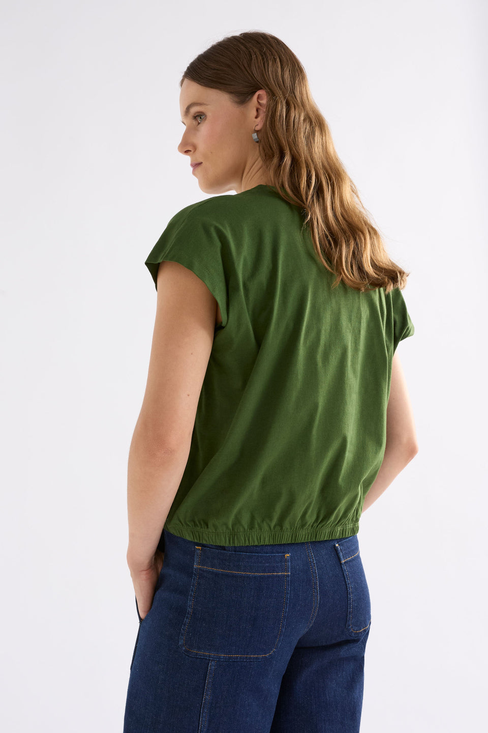 Kruise Organic Cotton Jersey Cropped Elastic Hem Semi Cropped Tee Model Back | OLIVE