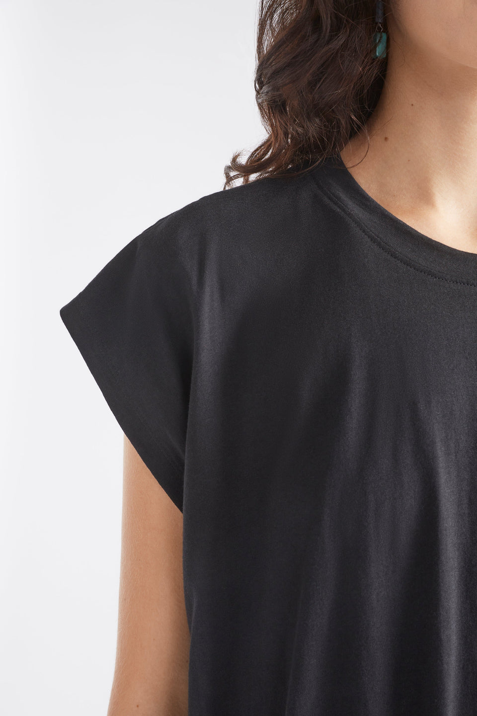 Kruise Organic Cotton Jersey Cropped Elastic Hem Semi Cropped Tee Model Sleeve Detail | BLACK
