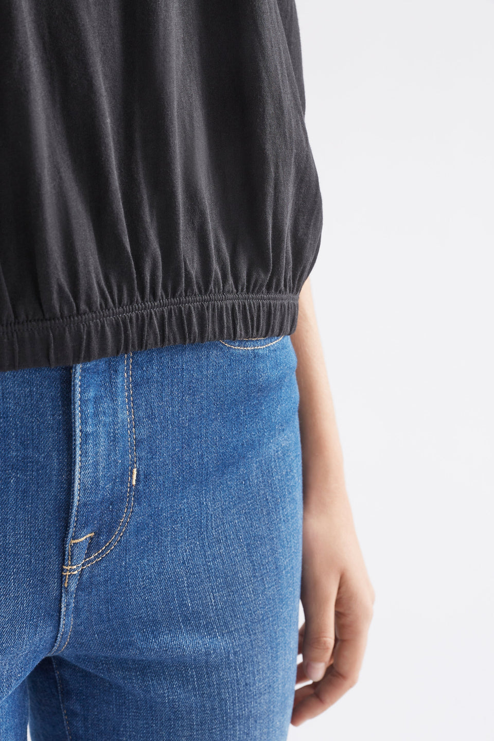 Kruise Organic Cotton Jersey Cropped Elastic Hem Semi Cropped Tee Model Detail | BLACK