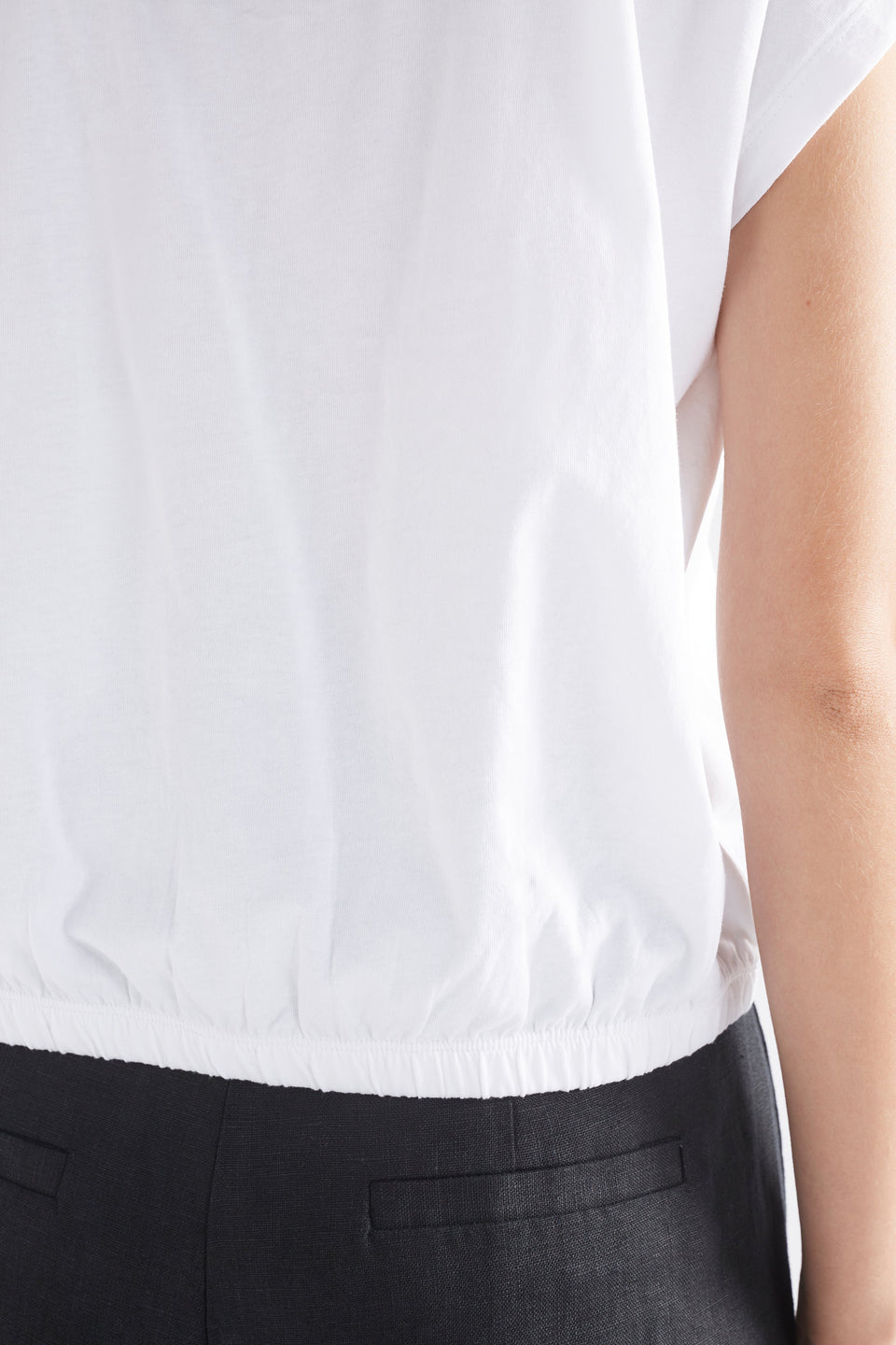 Kruise Organic Cotton Jersey Cropped Elastic Hem Semi Cropped Tee Model detail | WHITE