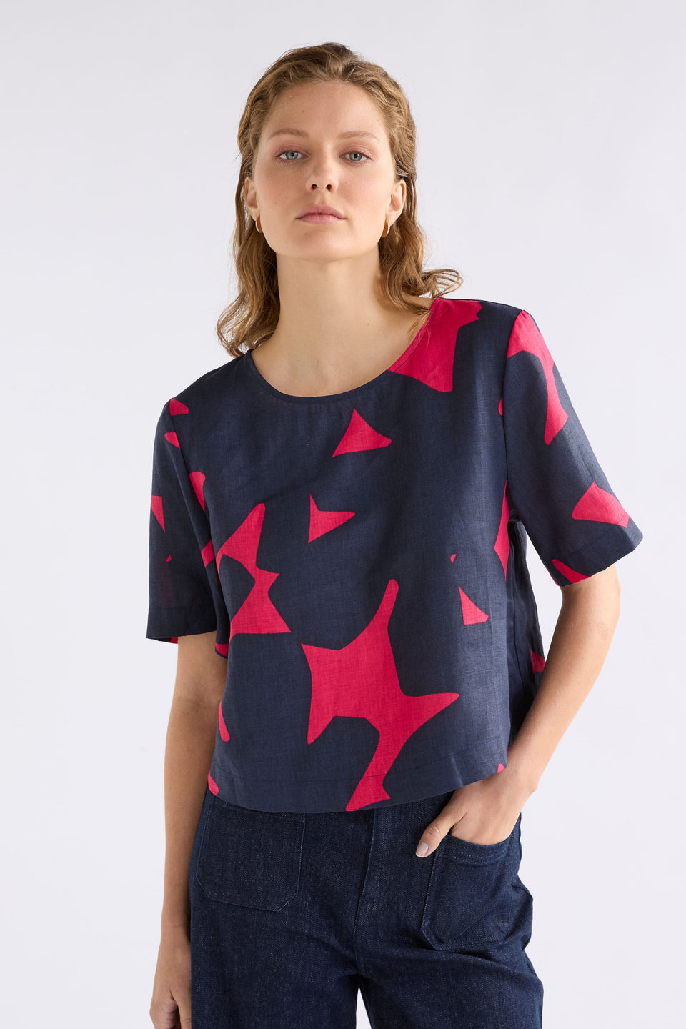 Honnor Linen Cropped Pleat Back Feature Top Model Front | NAVY TERA PRINT