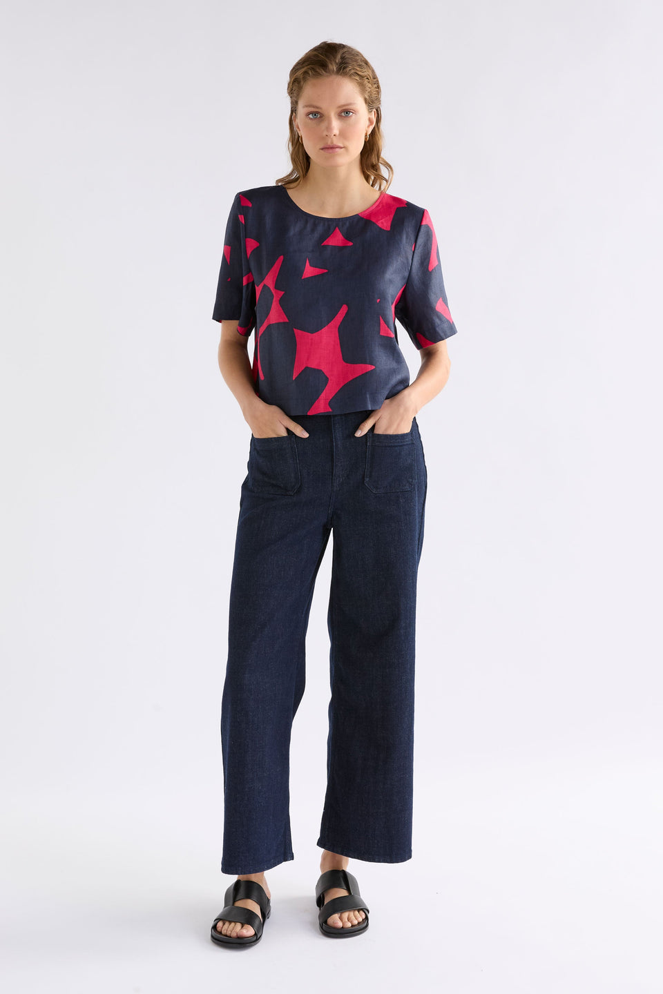 Honnor Linen Cropped Pleat Back Feature Top Model Front Full Body | NAVY TERA PRINT