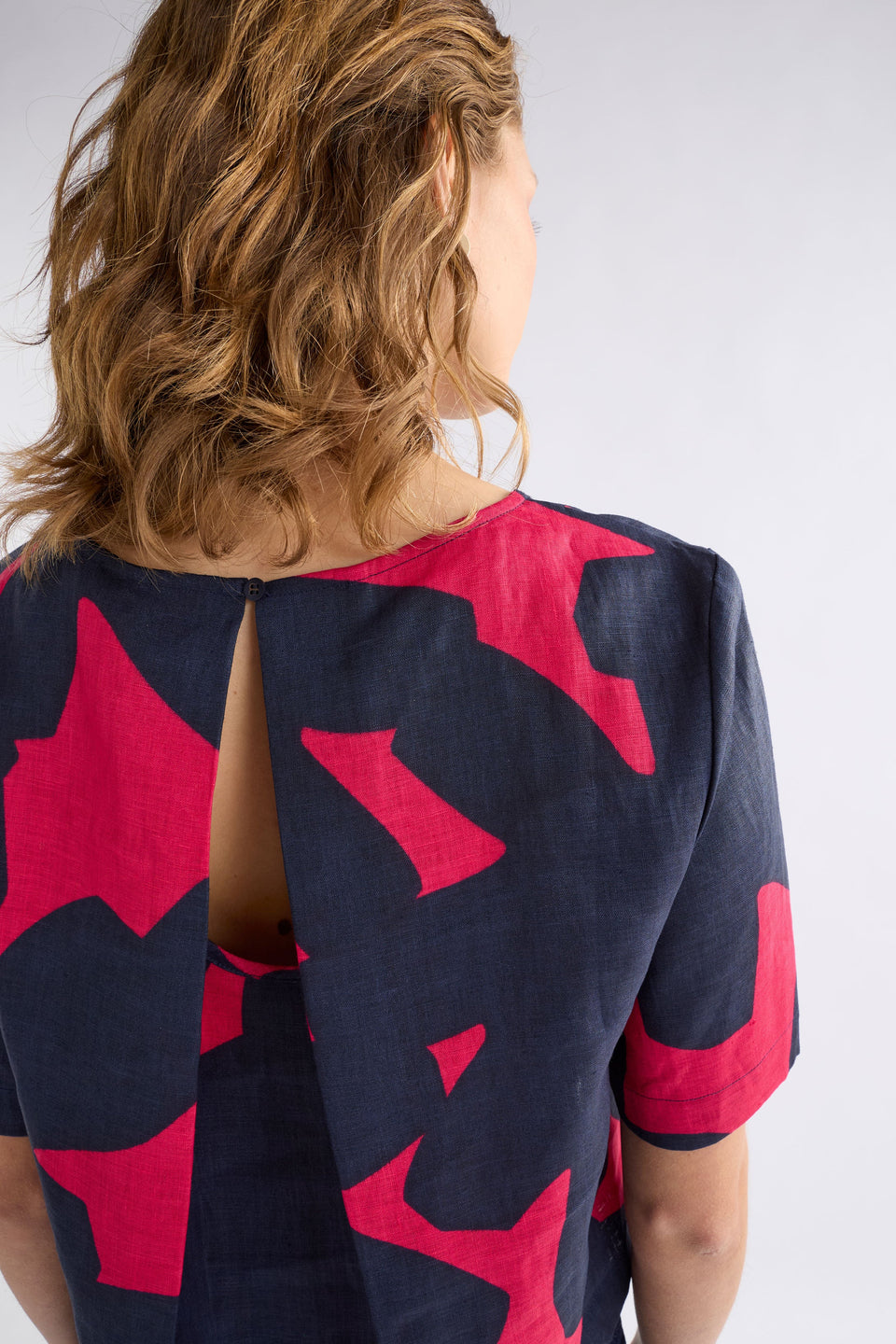 Honnor Linen Cropped Pleat Back Feature Top Model Back Detail | NAVY TERA PRINT