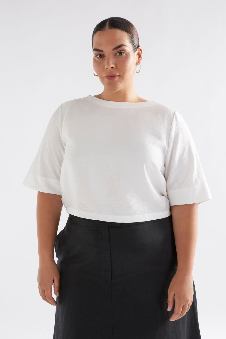 Pressa Elastic Hem Detail Crop Tee Shaped Top Model Front Curve | WHITE