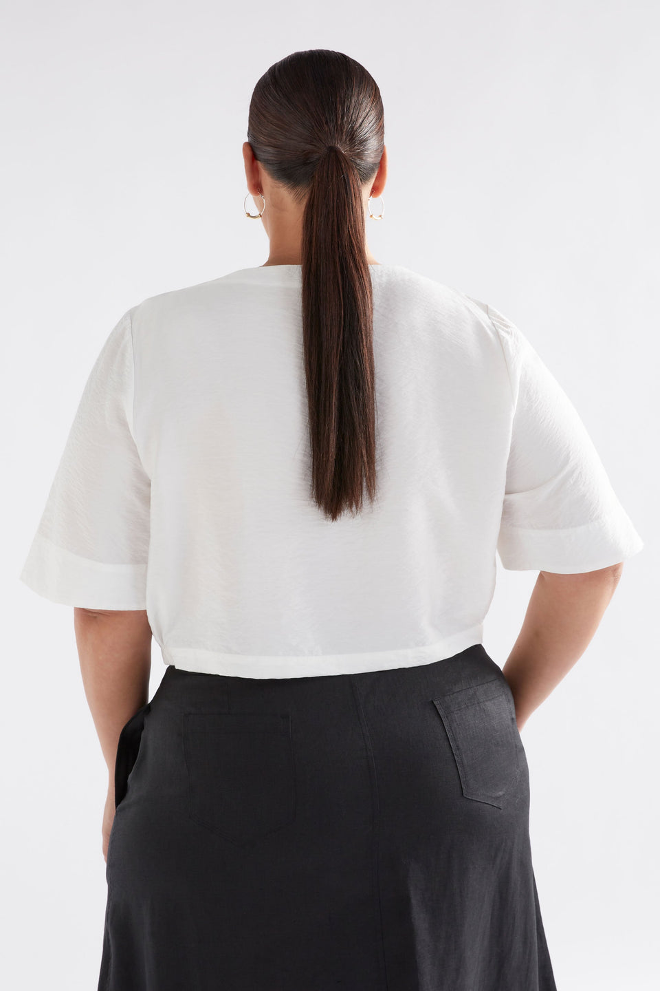 Pressa Elastic Hem Detail Crop Tee Shaped Top Model Front Curve Back | WHITE