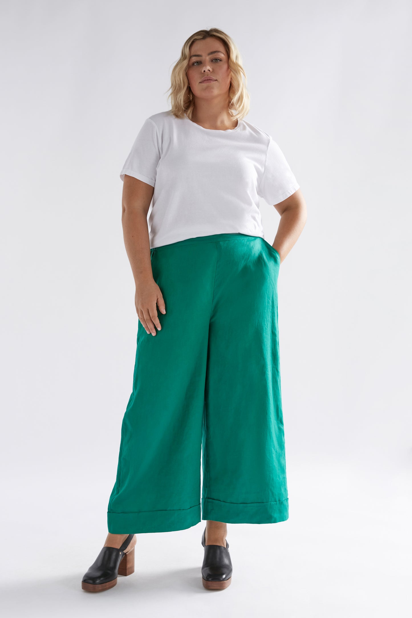 Vassa Wide Leg Linen Culotte Model Front Curve | JEWEL GREEN