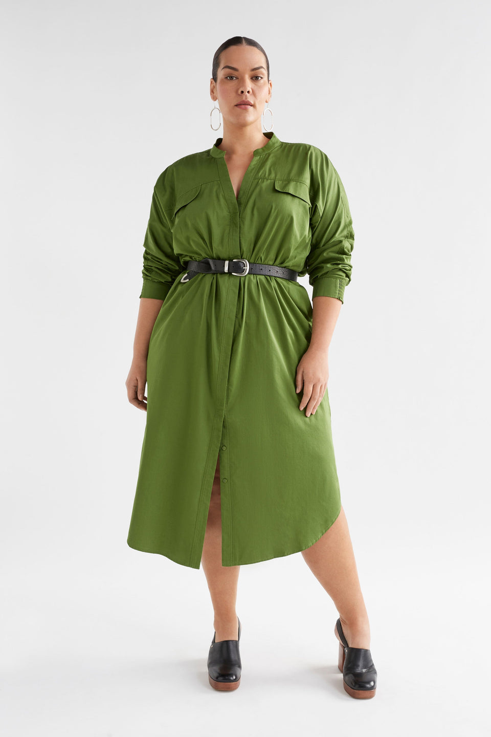 Eller Organic Cotton Midi Shirt Dress with Mandarin Collar Chest Pockets Front Curve Model with leather belt | GREEN MOSS