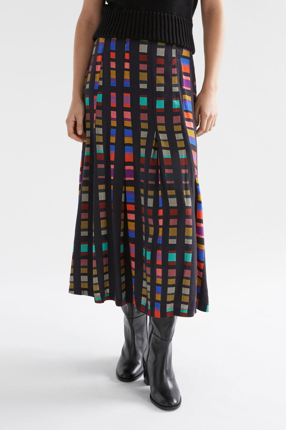 Kira Flat Front Waist Band Print Skirt with Split Model Front Crop | TESSELA PRINT