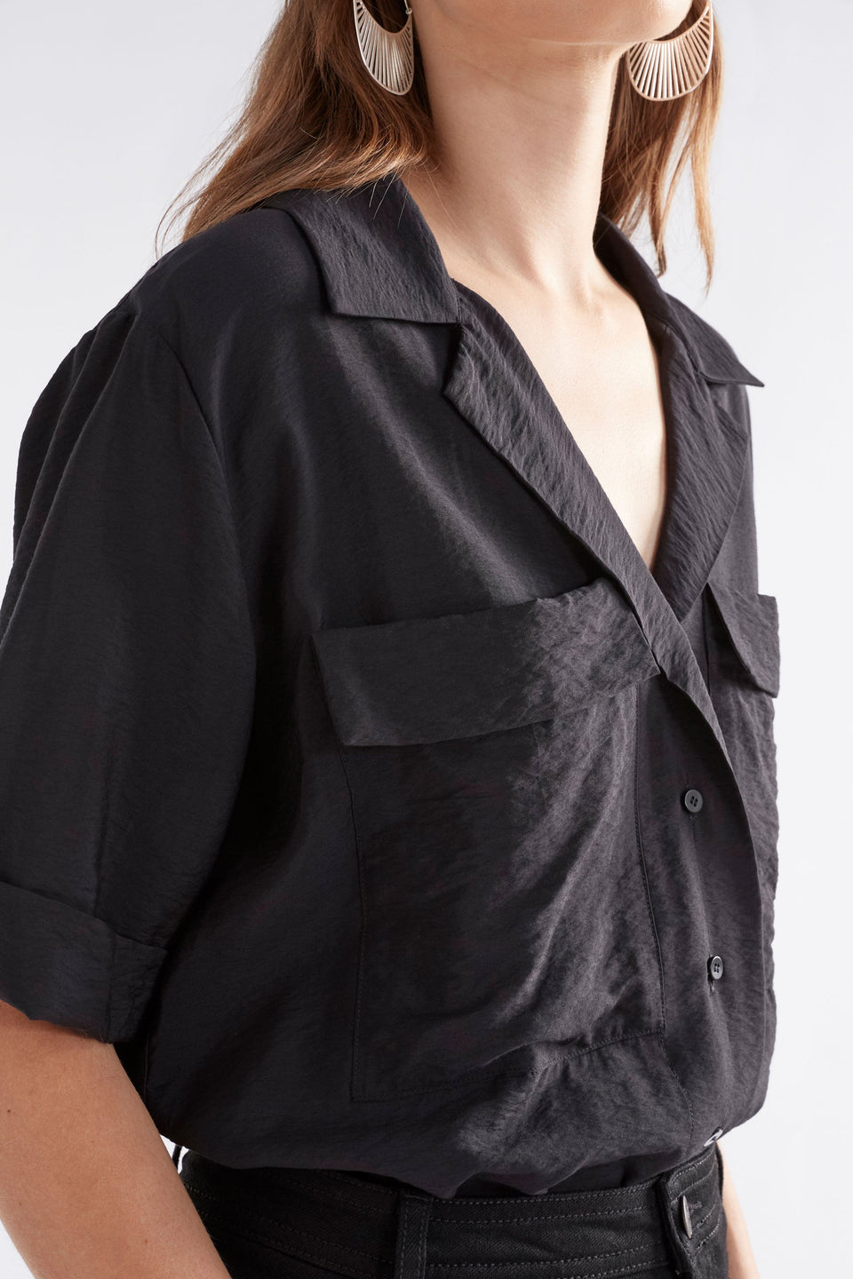 Eine Textured Viscose Relaxed Short Sleeve Shirt with Front Pockets Model Front Detail | BLACK