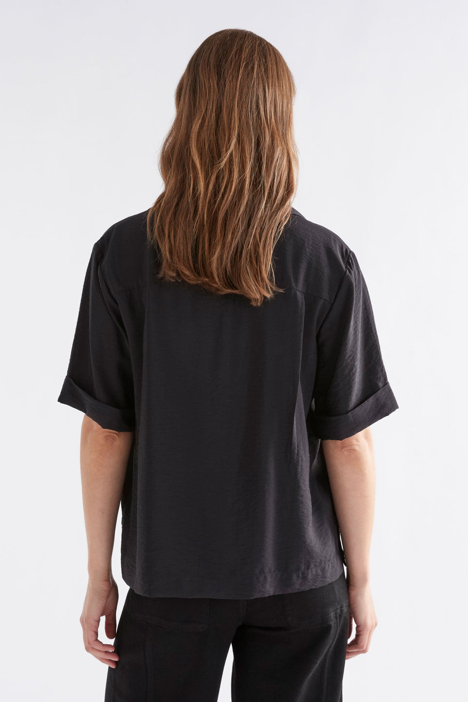 Eine Textured Viscose Relaxed Short Sleeve Shirt with Front Pockets Model Back | BLACK