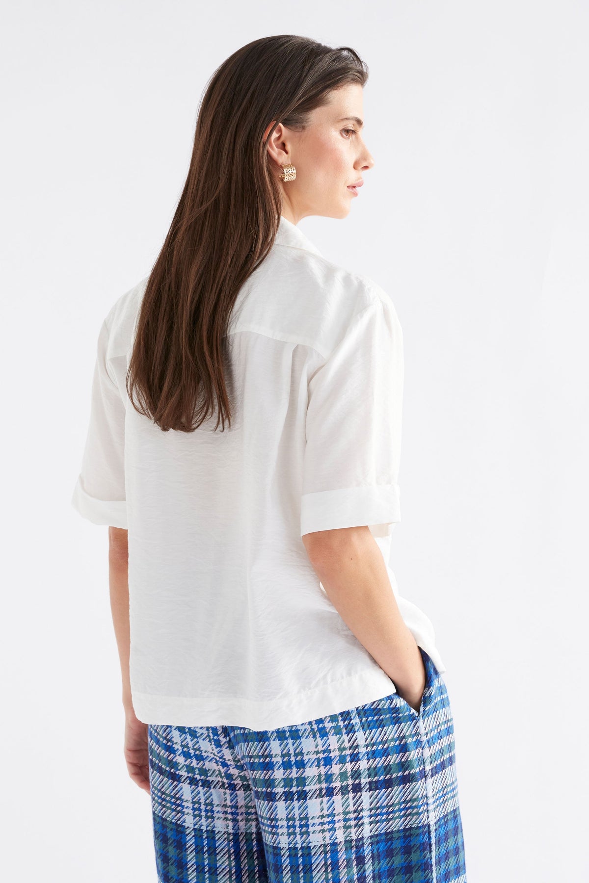 Eine Textured Viscose Relaxed Short Sleeve Shirt with Front Pockets Model Back | WHITE