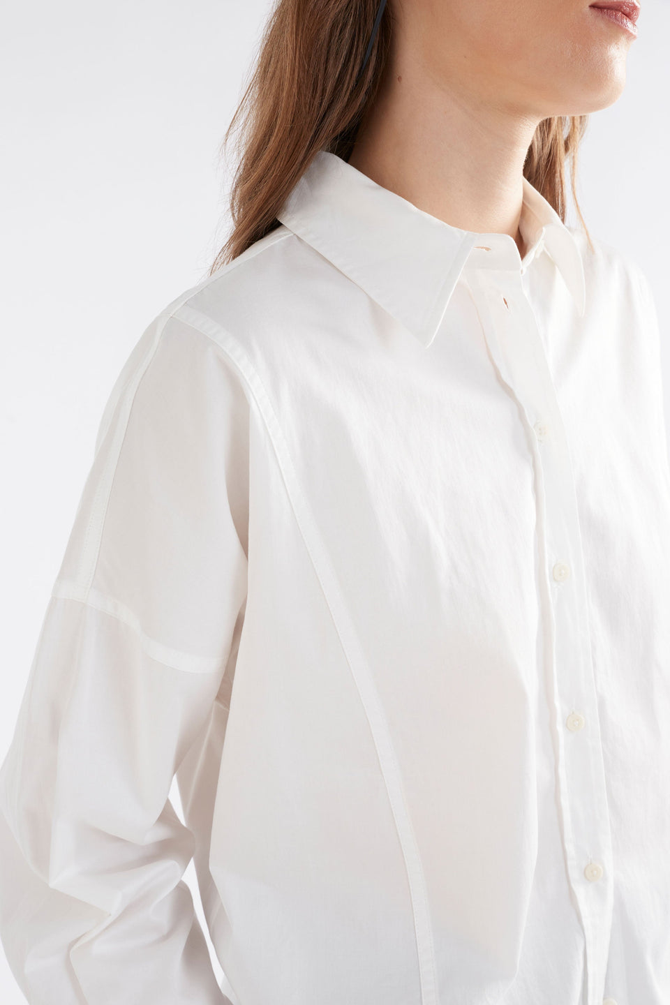 Tiga Organic Cotton Back Pleat and Tie Detail Shirt Model collar detail | WHITE