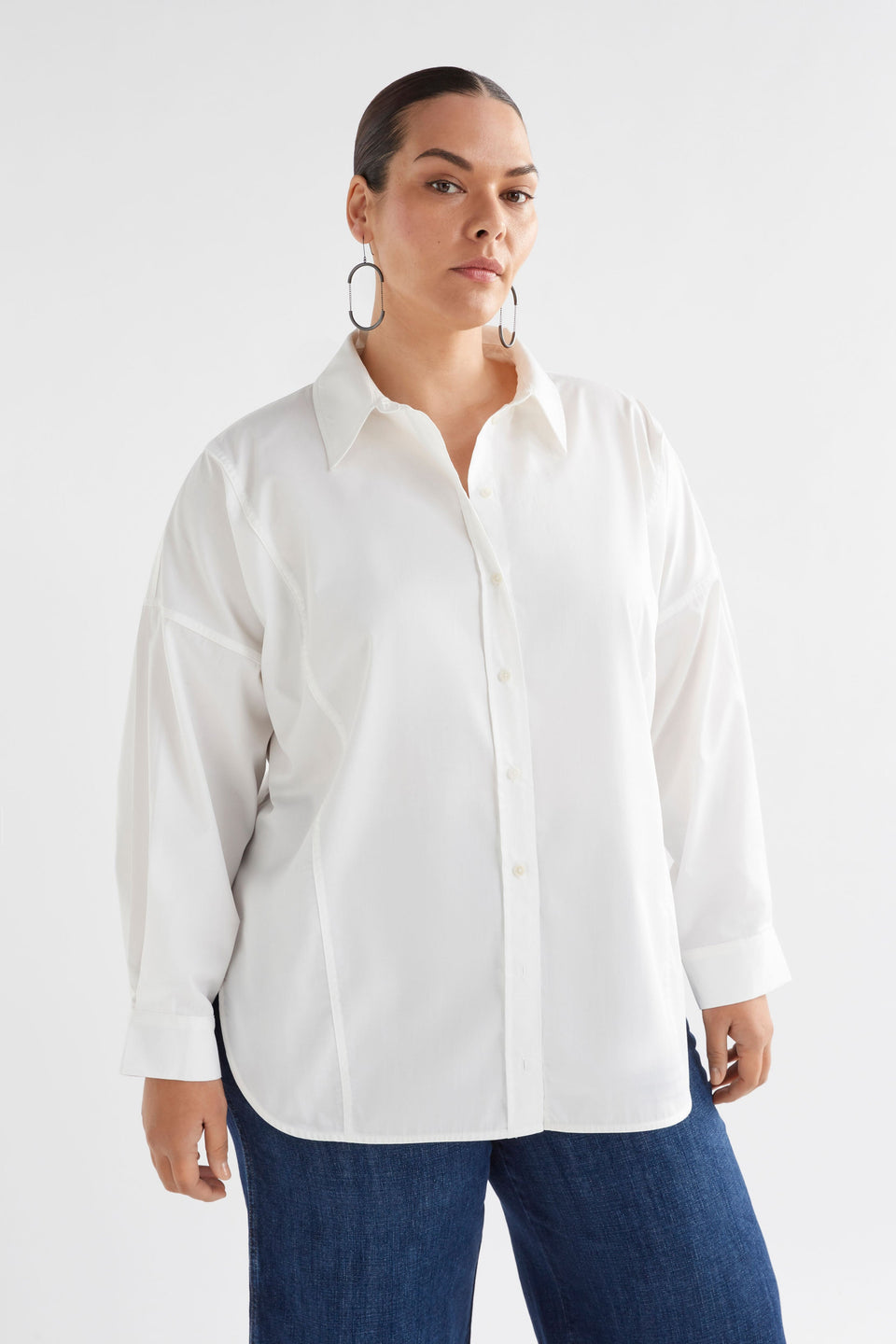 Tiga Organic Cotton Back Pleat and Tie Detail Shirt Model Curve Front | WHITE