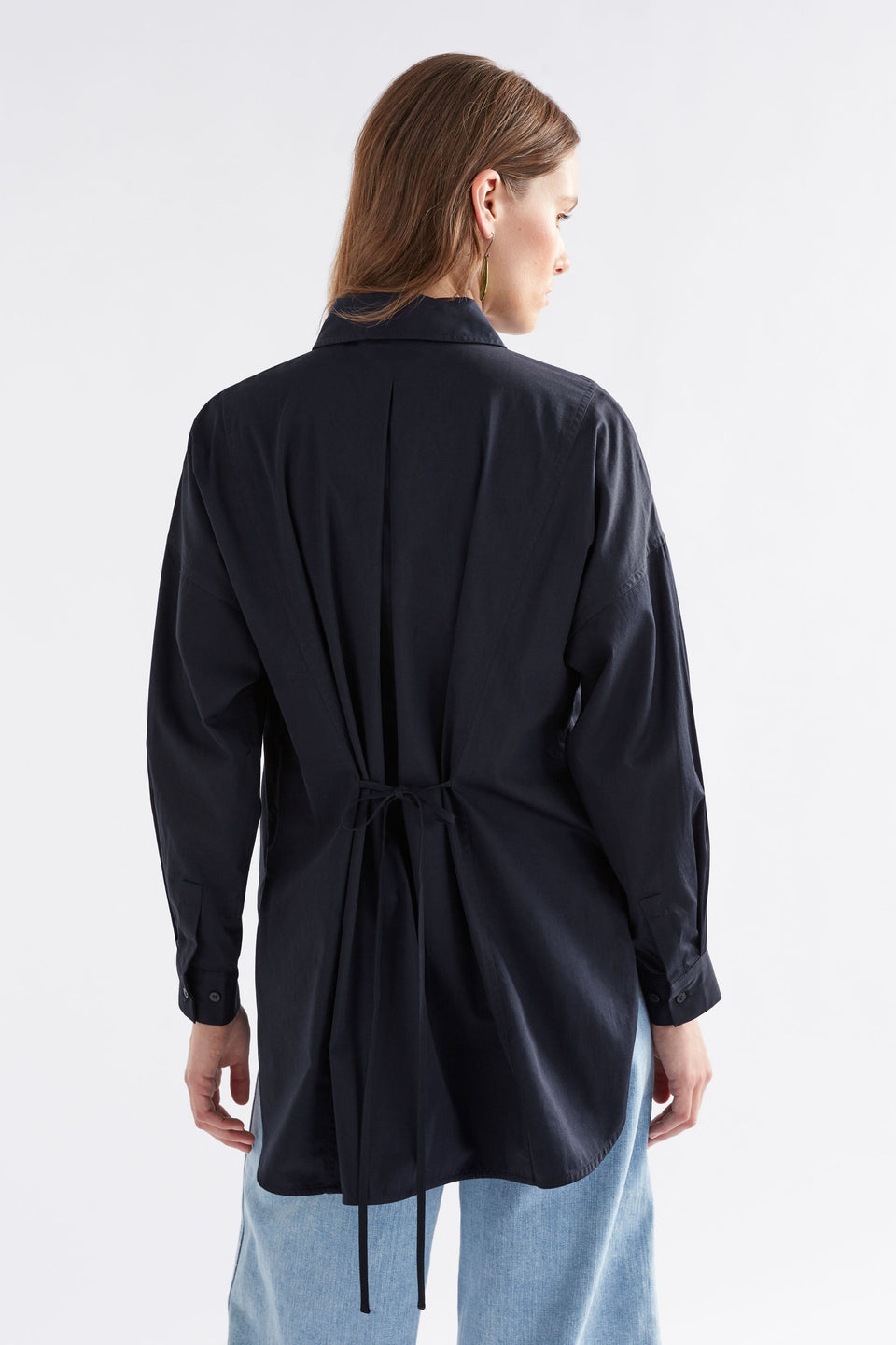 Tiga Organic Cotton Back Pleat and Tie Detail Shirt Model Back | NEW NAVY