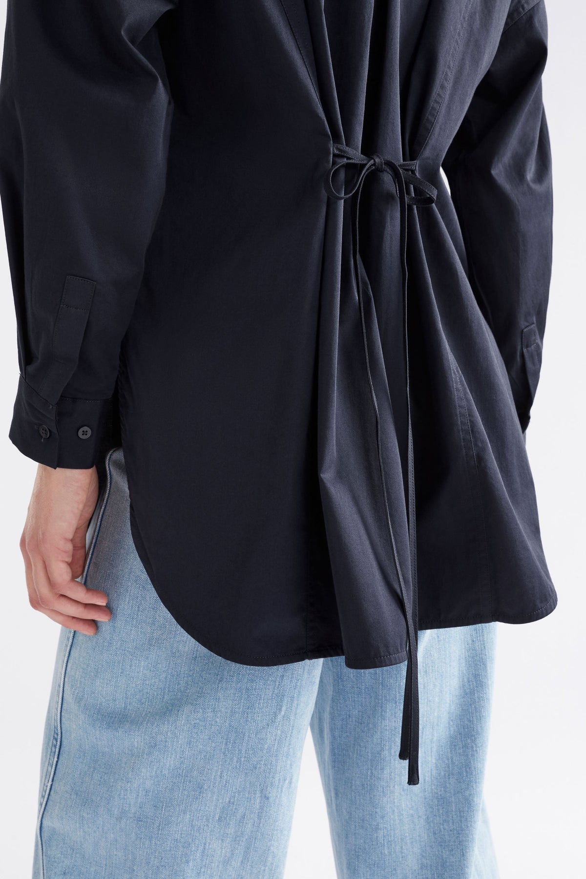 Tiga Organic Cotton Back Pleat and Tie Detail Shirt Model Back Detail | NEW NAVY