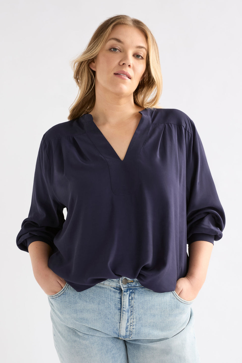 Maar V-Neck Collarless Cuffed Shirt Curve Model Front | BRIGHT NAVY