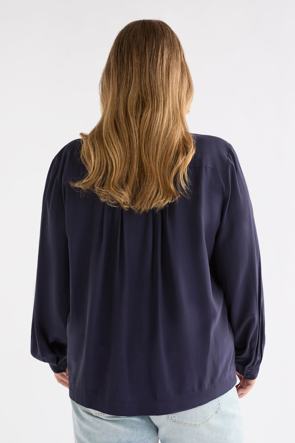 Maar V-Neck Collarless Cuffed Shirt Curve Model Back | BRIGHT NAVY