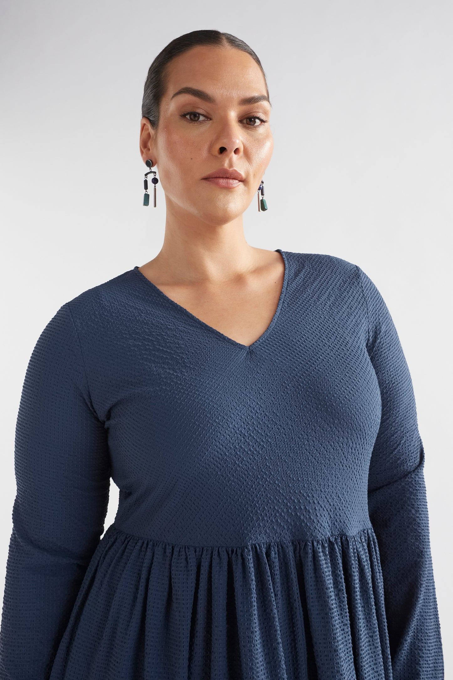Bubbel Textured Seersucker-like Long Sleeve V-neck Long Dress Model Front CURVE crop | DEEP SEA BLUE