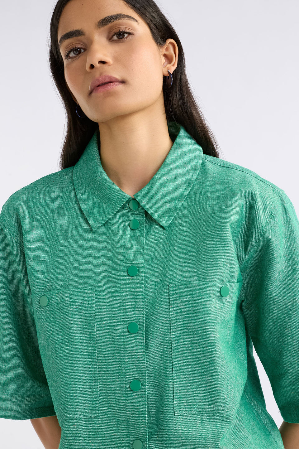 Alpah Short Sleeve Boxy Linen and Organic Cotton Shirt Model Front detail | GREEN SPECKLE