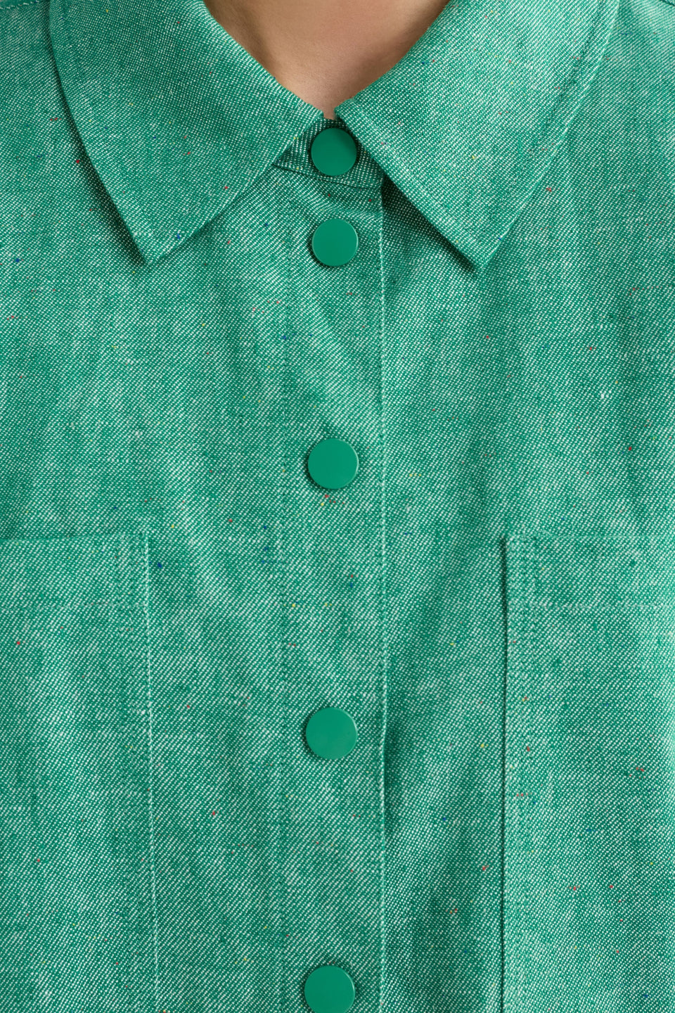 Alpah Short Sleeve Boxy Linen and Organic Cotton Shirt Model Front detail | GREEN SPECKLE
