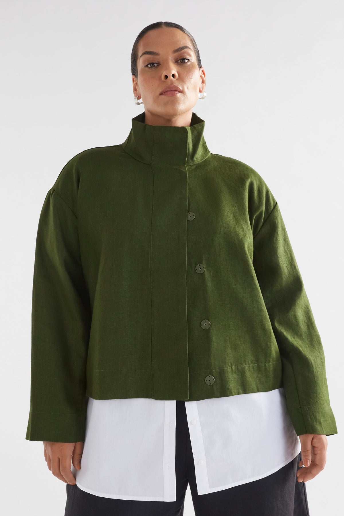 Hofer Funnel Neck Linen Snap Closure Short Jacket Model Front Curve | OLIVE